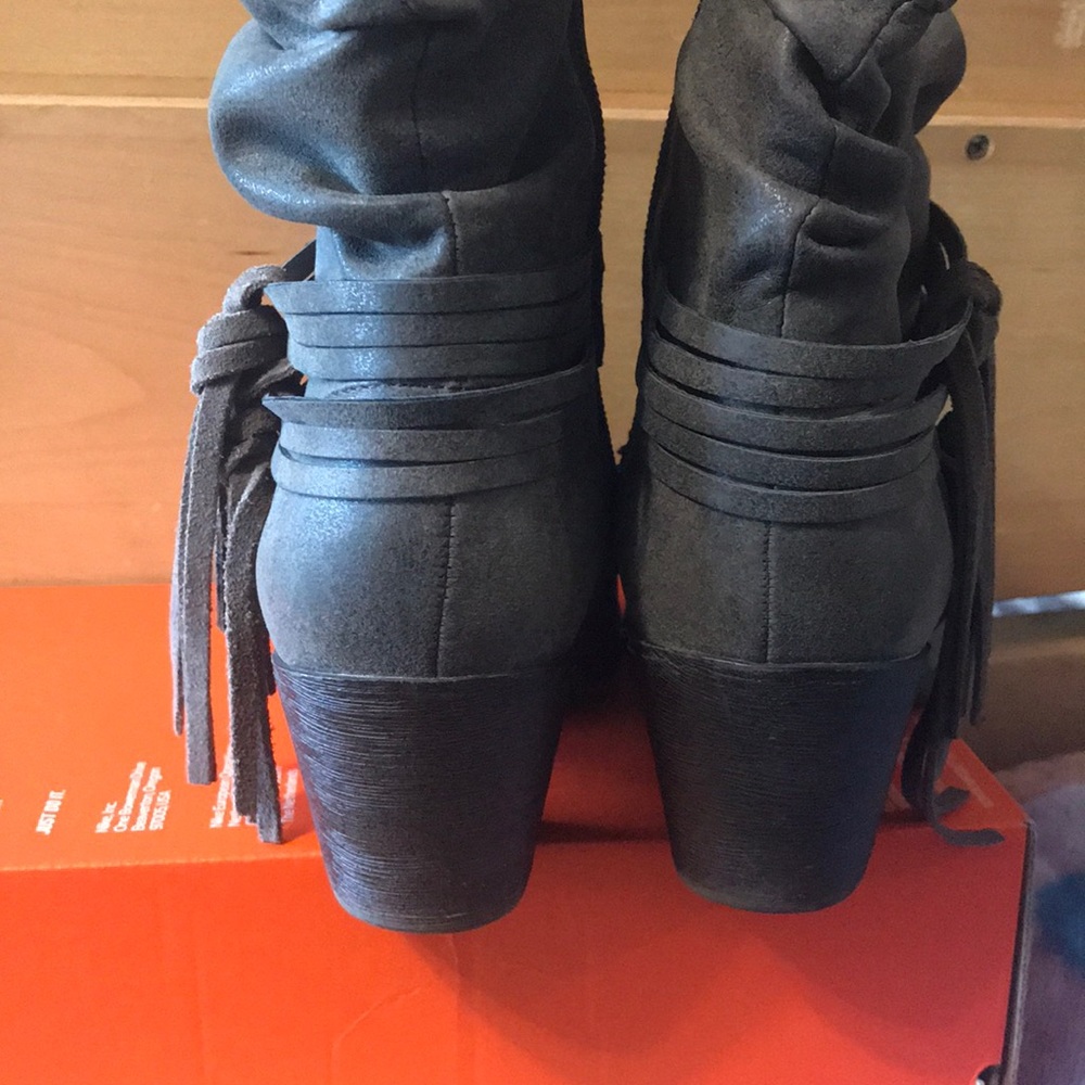 Boots - Picture 4 of 6